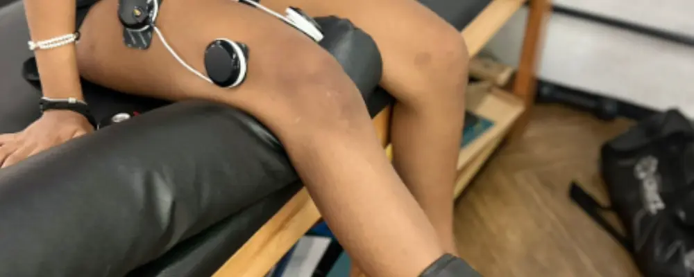 Bota de Compressão Recovery: Como usá-las? 6 a woman is sitting on a chair with her legs on a table